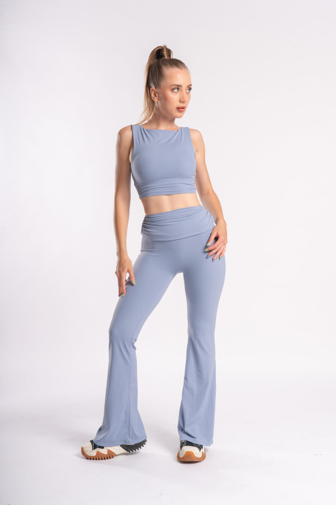 Breathable sleeveless backless crop top with high-waist flared yoga pants